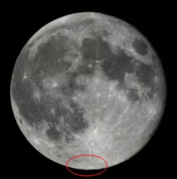 I dette området nær månens sydpol ligger kraterert Cabeus, der Centaur-topptrinnet på Atlas V-raketten krasjet 9. oktober 2009. (Foto: Luc Viatour, GNU Free Documentation License.