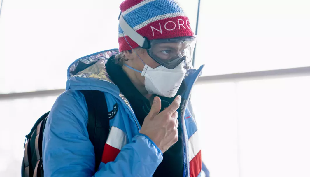 Langrennsstjernen Johannes Høsflot Klæbo brukte slalåmbriller som beskyttelse da han dro til OL i Beijing mandag. Nå ønsker FHI å finne ut om briller kan beskytte mot korona.