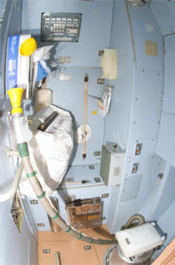 Toalett i den russiske serviceseksjonen Zvezda om bord i romstasjonen. (Foto: NASA)