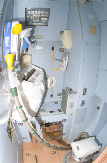 Toalett i den russiske serviceseksjonen Zvezda om bord i romstasjonen. (Foto: NASA) Toalett i den russiske serviceseksjonen Zvezda om bord i romstasjonen. (Foto: NASA)
