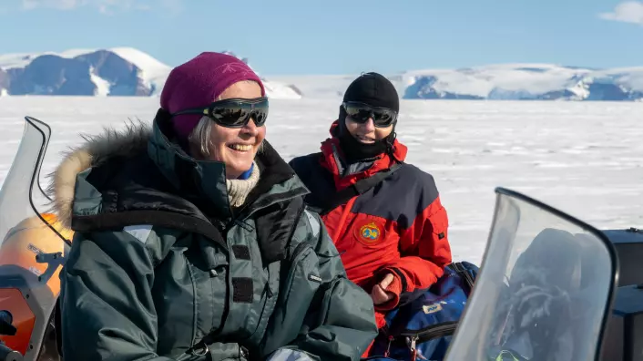 PÅ EKSPEDISJON: Synnøve Elvevold og Ane K. Engvik er to av de fire i feltlaget som er på geologiekspedisjon i Dronning Maud Land akkurat nå.