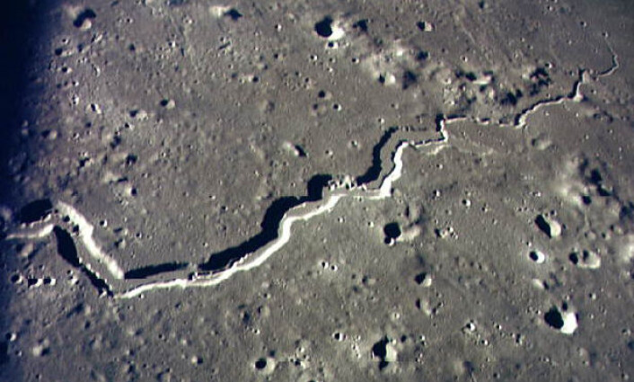 Schroeter’s Valley på månen er et eksempel på en “sinuous rille”, en lang, buktende dal med bratte sider. Bildet ble tatt på Apollo 15-ferden. (Foto: NASA) Schroeter’s Valley på månen er et eksempel på en “sinuous rille”, en lang, buktende dal med bratte sider. Bildet ble tatt på Apollo 15-ferden. (Foto: NASA)