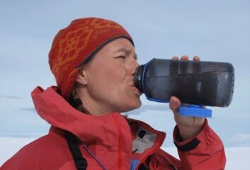 Jannicke Høyem nyter friskt fjellvann. (Foto: Torbjørn Pedersen) Jannicke Høyem nyter friskt fjellvann. (Foto: Torbjørn Pedersen)