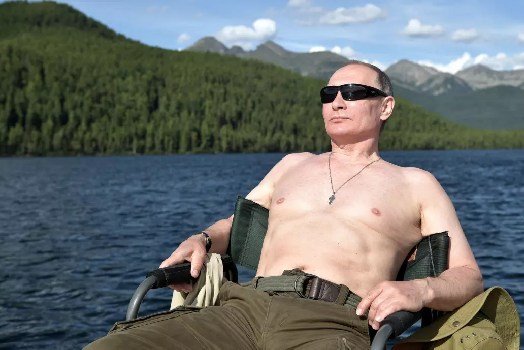 Vladmir Putin har flere ganger stått fram med en maskulinitet vi i Vesten kan synes er komisk hos en statsleder. Her fra en fisketur i Sibir.