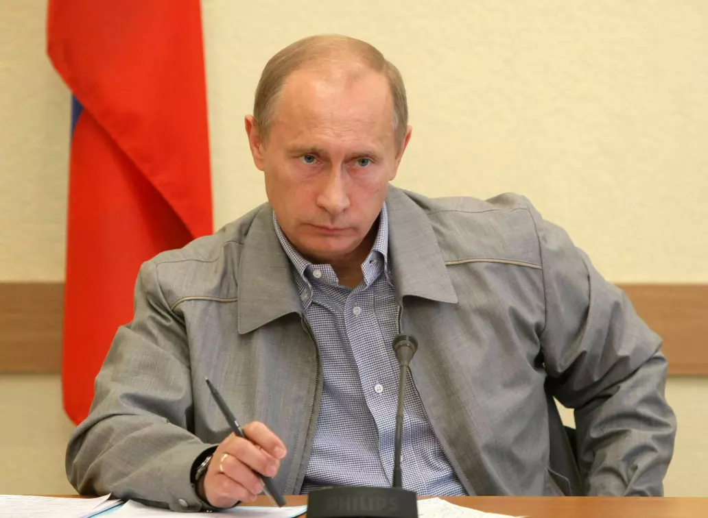 Her leder Putin et møte i 2009 hvor han går til angrep på en av de russiske oligarkene.