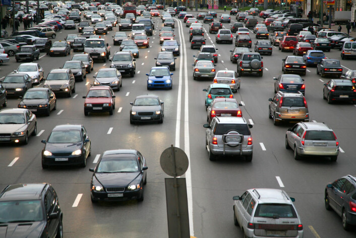 Trafikken vil flyte bedre når biler og trafikklys kan kommunisere med hverandre. (Foto: Shutterstock) Trafikken vil flyte bedre når biler og trafikklys kan kommunisere med hverandre. (Foto: Shutterstock)