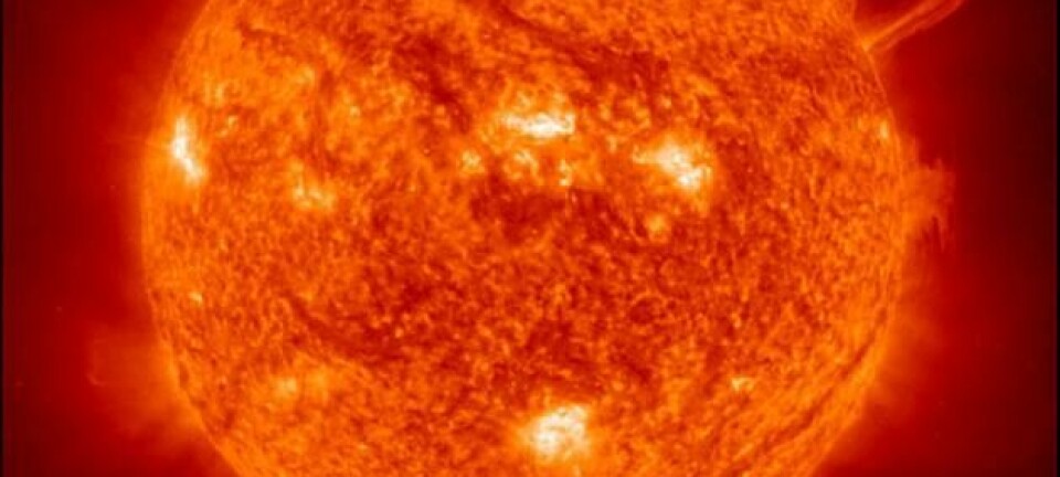 "Når det skjer store utbrudd på solens overflate, Corona Mass Ejections, resulterer det i en nedgang i den kosmiske strålingen som treffer jordens atmosfære – de såkalte Forbush-reduksjonene. (Foto: NASA)"