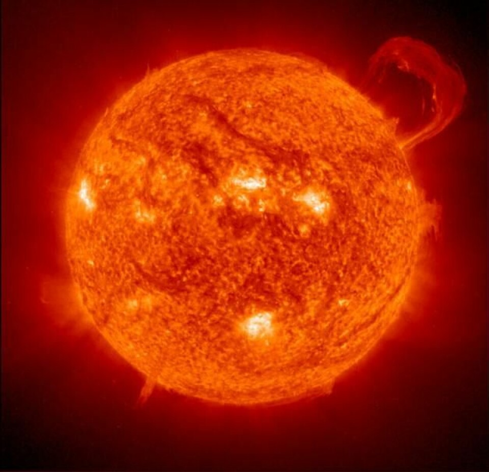 'Når det skjer store utbrudd på solens overflate, Corona Mass Ejections, resulterer det i en nedgang i den kosmiske strålingen som treffer jordens atmosfære – de såkalte Forbush-reduksjonene. (Foto: NASA)'