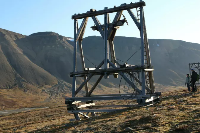 En taubanebukk på et deformert tømmerfundament, som er påvirket av jordbevegelser i en permafrostskråning i Endalen i nærheten av Longyearbyen.