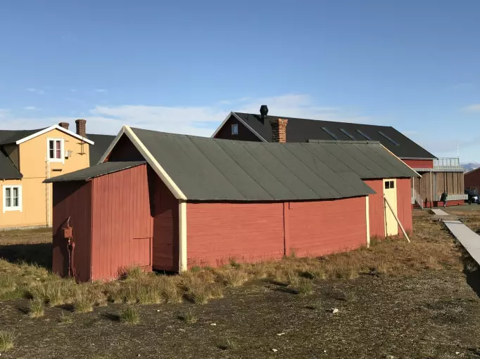 Det eldste huset i Ny-Ålesund – Green Harbour-huset fra 1909 hviler på et enkelt fundament av tømmer.