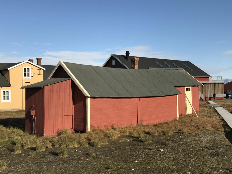 Det eldste huset i Ny-Ålesund – Green Harbour-huset fra 1909 hviler på et enkelt fundament av tømmer.
