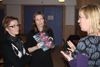 CICERO-forsker Grete K. Hovelsrud (t.h.) i samtale med Toril Svendsen (t.v.) og varaordfører Stine Akselsen i Lebesby kommune. (Foto: Petter Haugneland) CICERO-forsker Grete K. Hovelsrud (t.h.) i samtale med Toril Svendsen (t.v.) og varaordfører Stine Akselsen i Lebesby kommune. (Foto: Petter Haugneland)