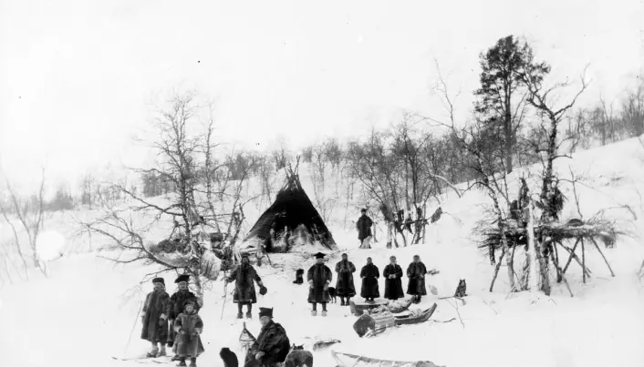 Ellisif Wessels fotografi av ein vinterboplass under ei læstadiansk samling i Sør-Varanger vinteren 1897. Bileta hennar var omhyggeleg komponert, og folk var ofte tydeleg instruerte og oppstilte.