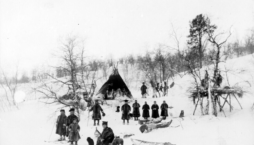 Ellisif Wessels fotografi av ein vinterboplass under ei læstadiansk samling i Sør-Varanger vinteren 1897. Bileta hennar var omhyggeleg komponert, og folk var ofte tydeleg instruerte og oppstilte.