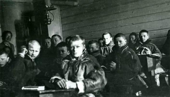 Samiske skulebarn i Kautokeino 1931, fotografert av Margrethe Wiig. Wiig uttrykte djup bekymring for utfordringane dei møtte på dei norske skulane.