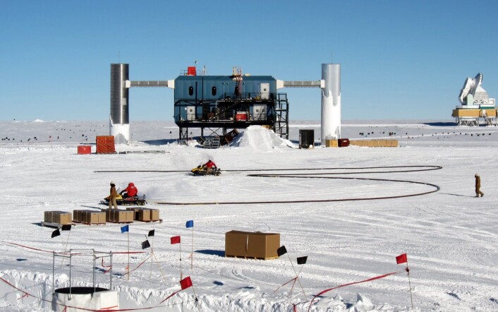 Om få måneder står IceCube Neutrino Observatory ferdig på Antarktis. Det tar opp et område på omkring en kubikkilometer is. Instrumentet skal fange de små ørsmå nøytrinopartiklene for å finne årsaken til den kosmiske strålingen. (Foto: NSF) Om få måneder står IceCube Neutrino Observatory ferdig på Antarktis. Det tar opp et område på omkring en kubikkilometer is. Instrumentet skal fange de små ørsmå nøytrinopartiklene for å finne årsaken til den kosmiske strålingen. (Foto: NSF)