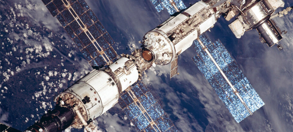 Den internasjonale romstasjonen (ISS) sett med jorden og skylag i bakgrunnen. Dette nærbildet ble tatt av en av besetningsmedlemmene på romferga Discovery, 20. august 2001. (Foto: NASA)