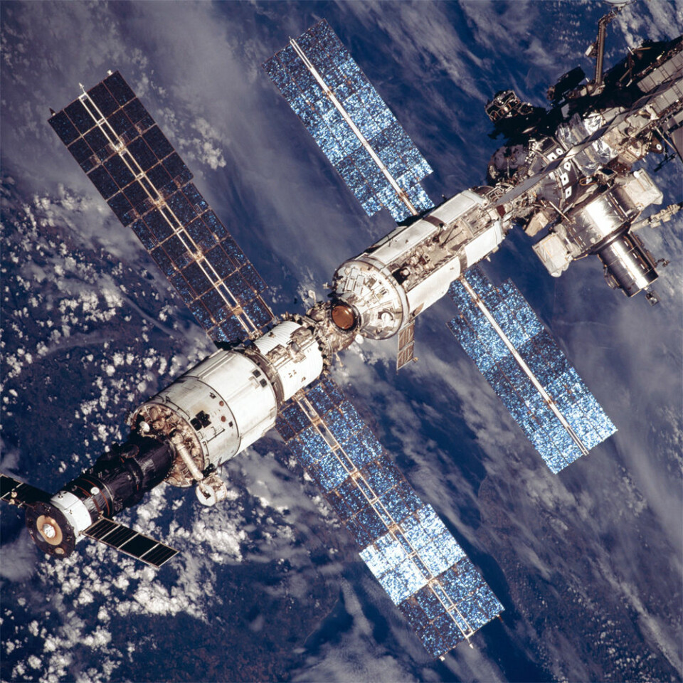 Den internasjonale romstasjonen (ISS) sett med jorden og skylag i bakgrunnen. Dette nærbildet ble tatt av en av besetningsmedlemmene på romferga Discovery, 20. august 2001. (Foto: NASA)