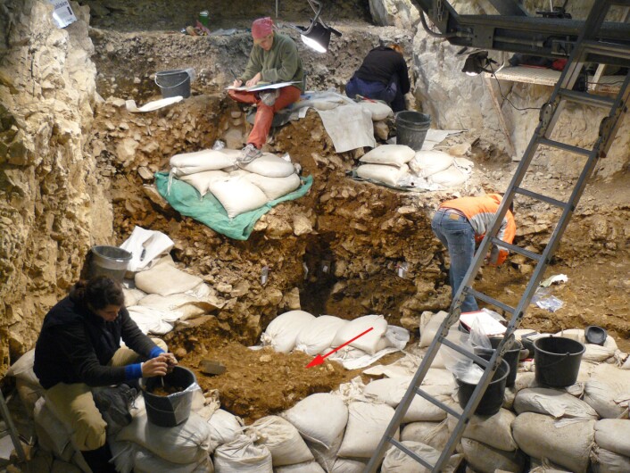 "Fra utgravingen i Hohle Fels hule. Den røde pilen viser hvor fløytene ble funnet. (Foto: M.Malina; Copyright: University of Tubingen)" "Fra utgravingen i Hohle Fels hule. Den røde pilen viser hvor fløytene ble funnet. (Foto: M.Malina; Copyright: University of Tubingen)"
