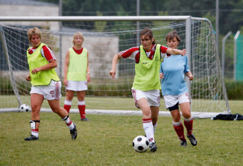 Fotball er et bejublet lagspill verden over, ikke bare for sine fysiske utfordringer. I en ny studie vektlegger kvinner også den sosiale delen ved idretten. (Foto: Anders Kjærbye) Fotball er et bejublet lagspill verden over, ikke bare for sine fysiske utfordringer. I en ny studie vektlegger kvinner også den sosiale delen ved idretten. (Foto: Anders Kjærbye)