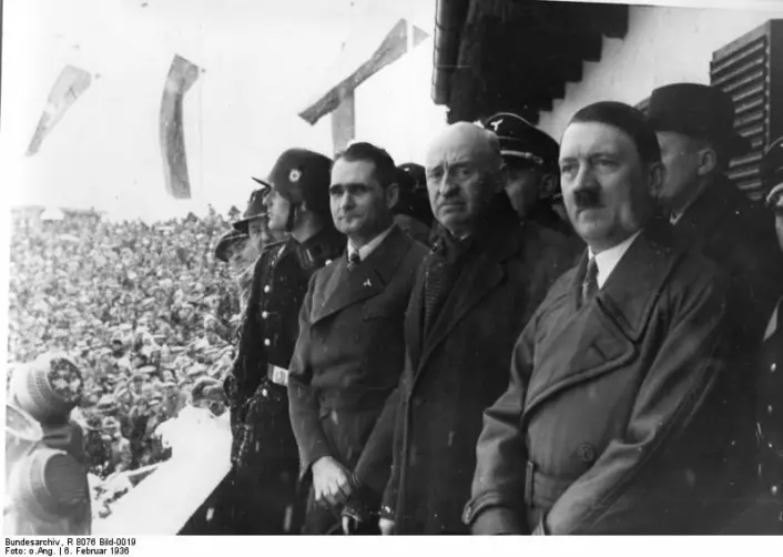 Vinter-OL foregikk i 1936 i Garmisch-Partenkirchen. Lekene var en del av Hitlers propaganda. (Foto: Wikimedia Commons/Deutsches Bundesarchiv (German Federal Archive), R 8076 Bild-0019)