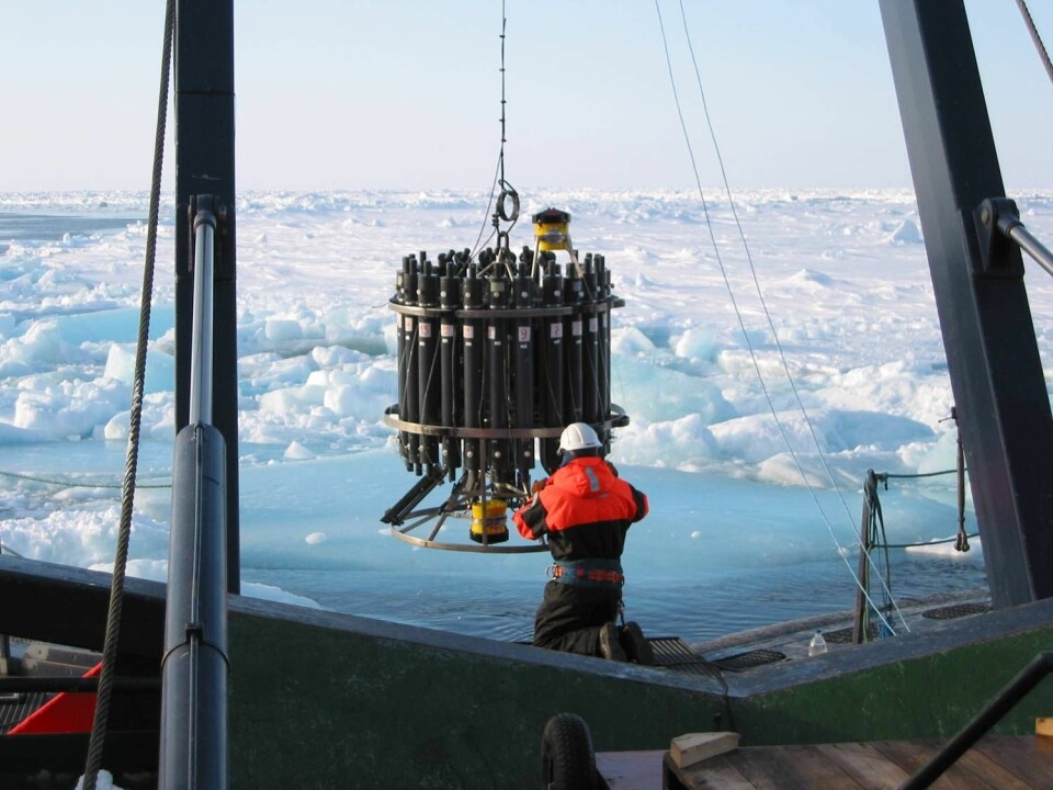 Bildetekst: Det hentes vannprøver fra ulike havdybder, for å finne ut hvor mye CO2 havet tar opp. (Foto: Leif  Anderson)