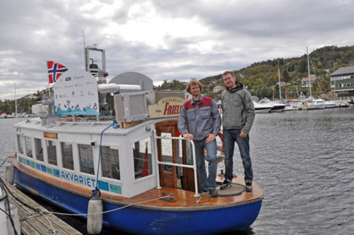 Den lille Bergens-ferga MF Vågen har blitt først i landet med framdrift fra brenselceller. Tomas Ryberg (t. v.) og Jarle Farnes fra CMR Prototech på dekk. (Foto: Christian Michelsen Research AS) Den lille Bergens-ferga MF Vågen har blitt først i landet med framdrift fra brenselceller. Tomas Ryberg (t. v.) og Jarle Farnes fra CMR Prototech på dekk. (Foto: Christian Michelsen Research AS)