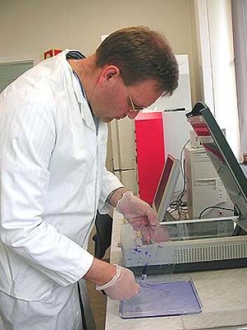 "Harald Wiker ved Gades institutt arbeider med vaksineutvikling. Her er kartlegging av proteinstrukturer viktig (Foto: Silje Gripsrud)" "Harald Wiker ved Gades institutt arbeider med vaksineutvikling. Her er kartlegging av proteinstrukturer viktig (Foto: Silje Gripsrud)"