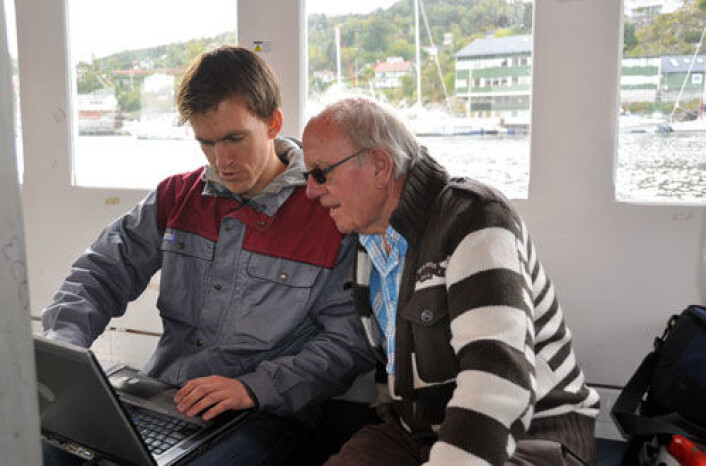 Prototech-forsker Helge Weydahl og skipper Arvid Stamnesfet sjekker hydrogenverdiene på MF Vågen under testene. (Foto: Christian Michelsen Research AS) Prototech-forsker Helge Weydahl og skipper Arvid Stamnesfet sjekker hydrogenverdiene på MF Vågen under testene. (Foto: Christian Michelsen Research AS)