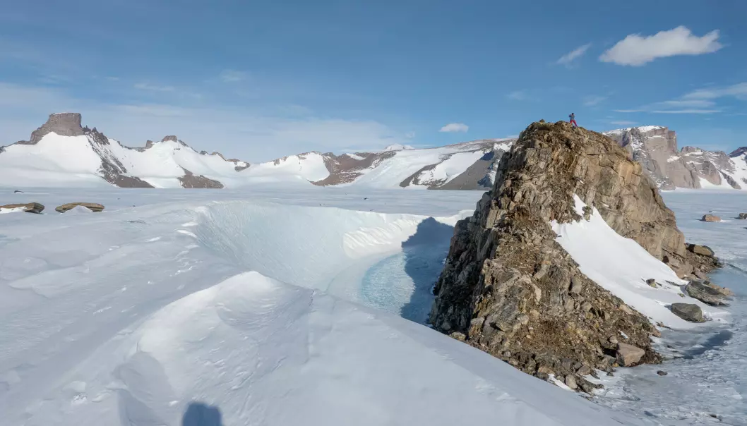 STABEISEN: Isen har formet fjellene, mens fjellene og bergartene påvirker isens forløp og strømning. Den lille nunataken Stabeisen stikker opp av isen, i nærheten av Troll forskningsstasjon.