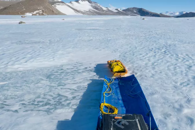 I SAKTE FART: Glasiolog Geir Moholdt har kjørt radar på slede bakpå snøskuter for å måle hvor tjukk isen er i områdene rundt Troll forskningsstasjon.