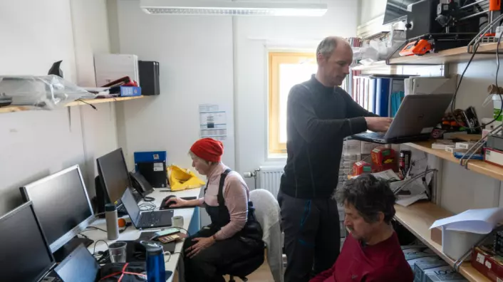TETT I TETT: På kontoret på Troll forskningsstasjon jobber geologer og glasiologer side om side. Her er geolog Synnøve Elvevold sammen med glasiolog Geir Moholdt og ingeniør Ceslav Czyz.