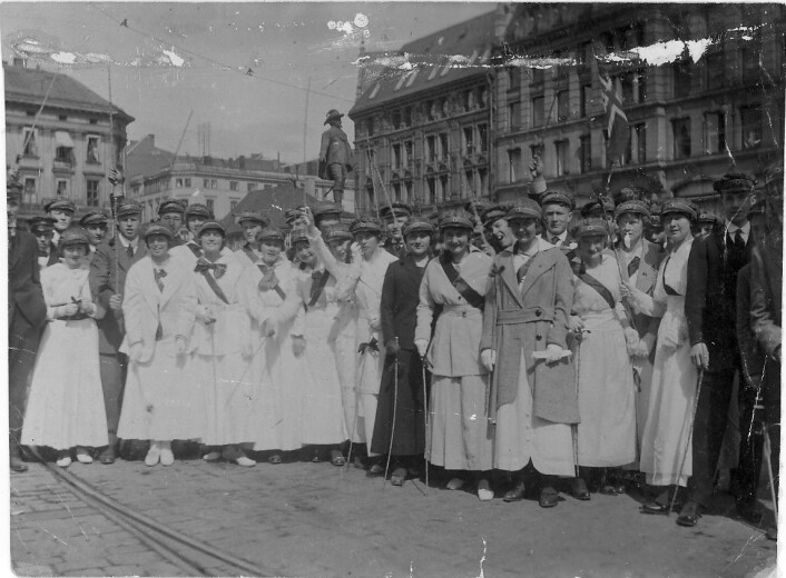 "Russ på Stortorvet i Oslo rundt 1920. (Foto: Ukjent fotograf/Oslo Museum)" "Russ på Stortorvet i Oslo rundt 1920. (Foto: Ukjent fotograf/Oslo Museum)"