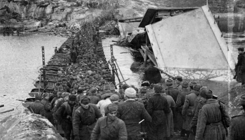 Sovjetiske soldater krysser Pasvikelven på provisorisk pontongbru.