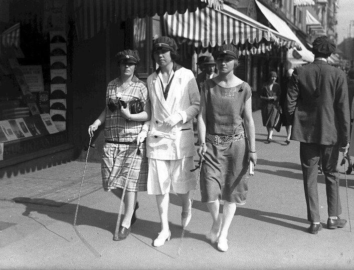 "Russejenter på Karl Johan i Oslo rundt 1925. (Foto: Ukjent fotograf/Oslo Museum)" "Russejenter på Karl Johan i Oslo rundt 1925. (Foto: Ukjent fotograf/Oslo Museum)"