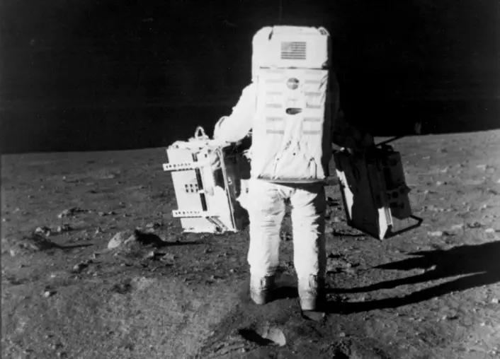 "Kan dette noen gang bli en arbeidsplass med nok oksygentilførsel? Her vandrer Buzz Aldrin mot månemørket i 1969. (Foto: NASA)"