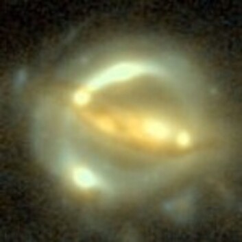 Lyset fra en fjern galakse bøyes av en galakse som ligger nærmere. Målinger av lyset kan gi et svar på hvor gammelt universet er. (Foto: Sherry Suyu, Argelander Institut für Astronomie i Bonn) Lyset fra en fjern galakse bøyes av en galakse som ligger nærmere. Målinger av lyset kan gi et svar på hvor gammelt universet er. (Foto: Sherry Suyu, Argelander Institut für Astronomie i Bonn)