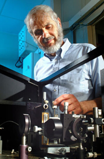 Michael Morris med Raman-spektroskop (Foto: University of Michigan) Michael Morris med Raman-spektroskop (Foto: University of Michigan)
