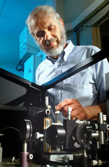 Michael Morris med Raman-spektroskop (Foto: University of Michigan)