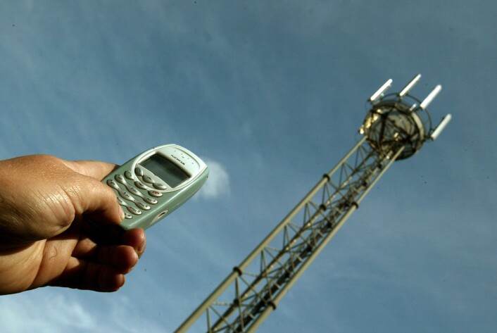 "Jo nærmere mobiltelefonen er basestasjonen, desto svakere signal trenger radiosenderen i mobilen å sende ut. Dermed blir strålingen mye mindre enn den maksimale effekten." "Jo nærmere mobiltelefonen er basestasjonen, desto svakere signal trenger radiosenderen i mobilen å sende ut. Dermed blir strålingen mye mindre enn den maksimale effekten."