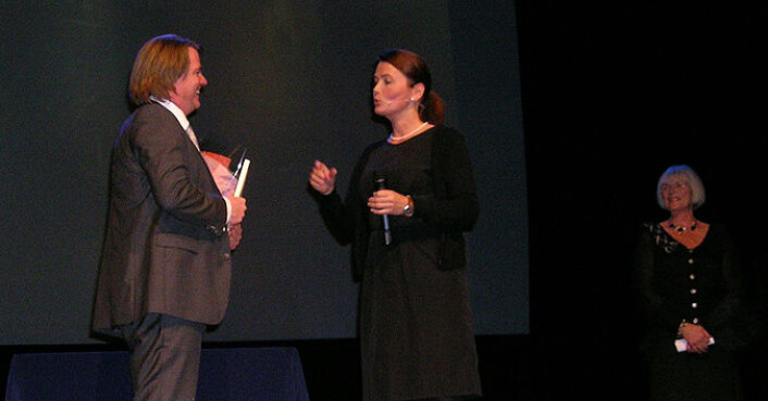 Ein glad prisvinnar, ein blid forskingsminister, og konferansier Kari Slåttsveen. (Foto: Torstein Helleve) Ein glad prisvinnar, ein blid forskingsminister, og konferansier Kari Slåttsveen. (Foto: Torstein Helleve)