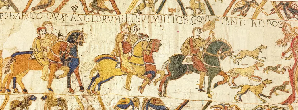 Bayeux-teppet er datert til ca. 1070. Det viser normannernes erobring av England i 1066. Den høyrest rangerte adelsmannen har en rovfugl i hånda.