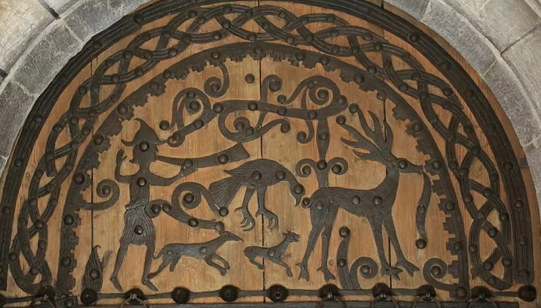 Døren i Rogslösa kyrka i Sverige er datert til rundt 1275. Dette utsnittet forestiller en jaktscene - og en fugl har fått plass i midten.