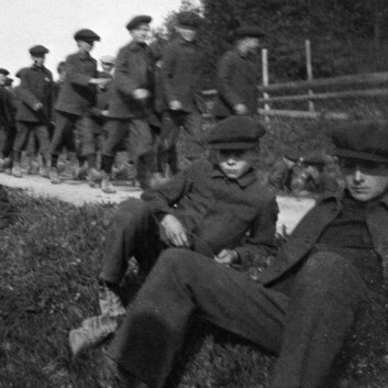 "Gutter fra forbedringsanstaltetToftes gave på Helgøya i Mjøsa hviler i ei grøft. (Foto: Hedmarksmuseets fotoarkiv)" "Gutter fra forbedringsanstaltetToftes gave på Helgøya i Mjøsa hviler i ei grøft. (Foto: Hedmarksmuseets fotoarkiv)"