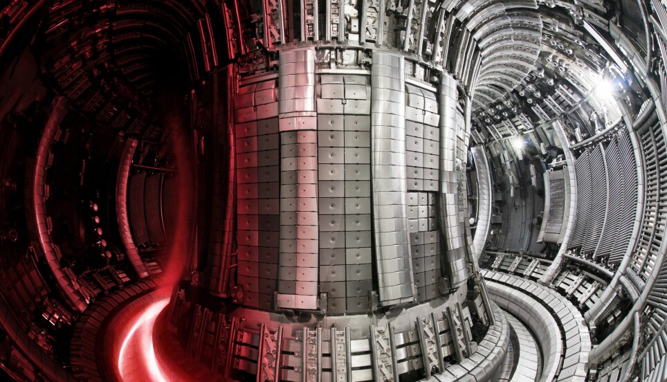 De kraftige magnetene presser partiklene sammen til plasma inni reaktoren.