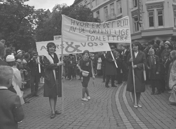 "Russetoget på Solli plass 17.mai 1965. Var denne parolen et utslag av manglende toalettmuligheter ved nattlig utendørs festing, tro?(Foto: Henrik Ørsted/Oslo Museum)" "Russetoget på Solli plass 17.mai 1965. Var denne parolen et utslag av manglende toalettmuligheter ved nattlig utendørs festing, tro?(Foto: Henrik Ørsted/Oslo Museum)"