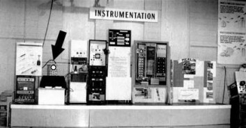 "Dette bildet er fra 1958 og viser oscilloskopet (under den svarte pila) og elektronikken som drev Tennis for Two. (Foto: Brookhaven National Laboratory)" "Dette bildet er fra 1958 og viser oscilloskopet (under den svarte pila) og elektronikken som drev Tennis for Two. (Foto: Brookhaven National Laboratory)"