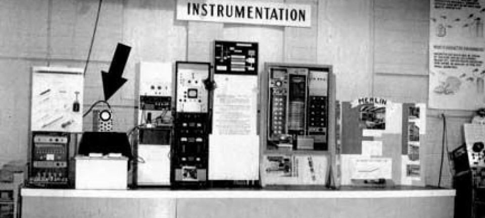 "Dette bildet er fra 1958 og viser oscilloskopet (under den svarte pila) og elektronikken som drev Tennis for Two. (Foto: Brookhaven National Laboratory)"