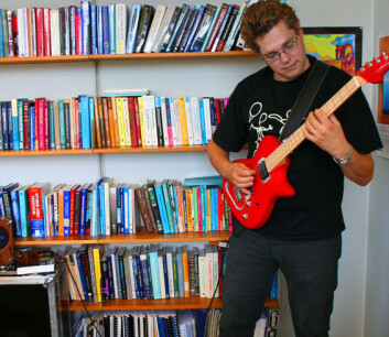 "Musikk og fysikk er uløselig knyttet til hverandre. Alfred Hanssen med sin ergonomiske gitar foran fagbøkene." "Musikk og fysikk er uløselig knyttet til hverandre. Alfred Hanssen med sin ergonomiske gitar foran fagbøkene."
