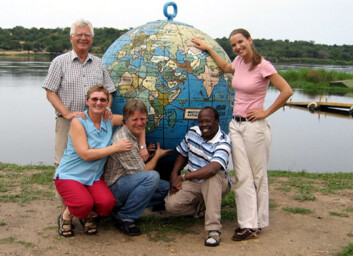 "SIH-delegasjonen besøkte i år Uganda. Fra venstre: Bjørn Figenschou, Solveig Wiesener, Peter Marstrander, Charles McWange og Ingvill Ceïde. Merchinsons Falls, Uganda. " "SIH-delegasjonen besøkte i år Uganda. Fra venstre: Bjørn Figenschou, Solveig Wiesener, Peter Marstrander, Charles McWange og Ingvill Ceïde. Merchinsons Falls, Uganda. "